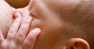 Lactancia materna es segura en contagios de Covid y tras vacunarse: OMS