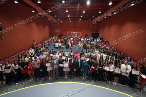 JÓVENES NEOLAREDENSES CONCLUYEN SUS ESTUDIOS GRACIAS A PROGRAMAS DE IMJUVE