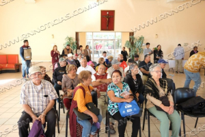 SE VACUNAN ADULTOS MAYORES EN CENTROS DEL DIF