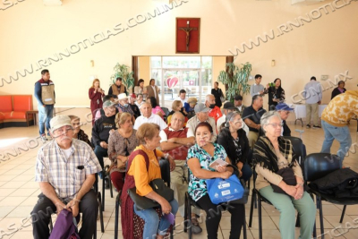 SE VACUNAN ADULTOS MAYORES EN CENTROS DEL DIF