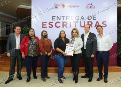 RECIBEN FAMILIAS ESCRITURAS DE SUS VIVIENDAS