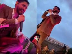 Mujer hace tocamientos a vocalista de Banda El Recodo durante un concierto
