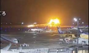 Aviones chocan en aeropuerto de Jap&oacute;n; hay 5 muertos