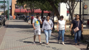 VIDEO Piden autoridades de salud auto explorarse por cáncer de mama