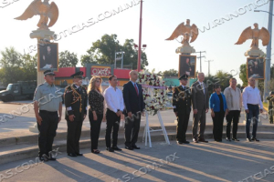 COLOCAN OFRENDA FLORAL Y GUARDIA DE HONOR EN MONUMENTO A LOS NI&Ntilde;OS H&Eacute;ROES