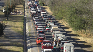 VIDEO Regresan cientos de paisanos y causan filas kilométricas en Puente internacional