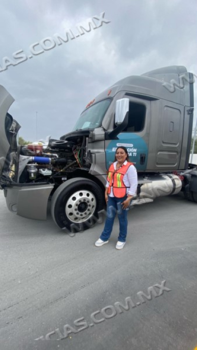 De maestra a operadora de tracto camiones; la historia de Betsaida