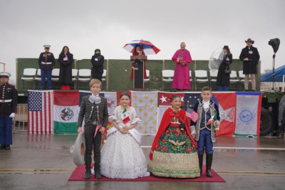 Refrendan lazos de amistad los dos Laredos en ceremonia del Abrazo