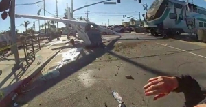 Rescatan a piloto de avioneta a pocos segundos de ser arrollado por el tren