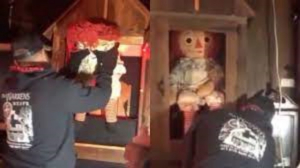 Temen lo peor: Cambian de vitrina a la mu&ntilde;eca Annabelle