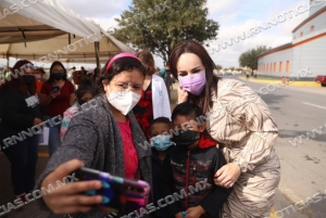 AGRADECEN PADRES DE FAMILIA ESFUERZO DEL MUNICIPIO PARA VACUNAR A MENORES DE 5 A 11 AÑOS