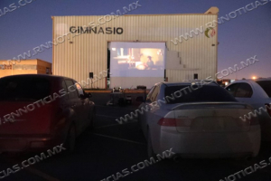 SE RE&Uacute;NEN FAMILIAS PARA DISFRUTAR DE AUTOCINEMA