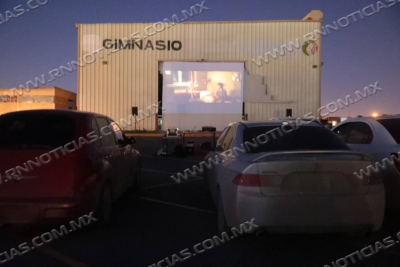 SE RE&Uacute;NEN FAMILIAS PARA DISFRUTAR DE AUTOCINEMA