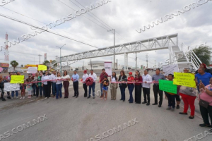 INAUGURA ALCALDESA CARMEN LILIA CANTUROSAS PUENTE PEATONAL EN COLINAS DEL SUR