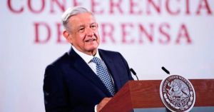 &ldquo;No descarto que el gobierno haga una solicitud para tener un banco&rdquo;: AMLO