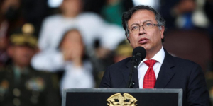 Atacan a balazos convoy del presidente de Colombia