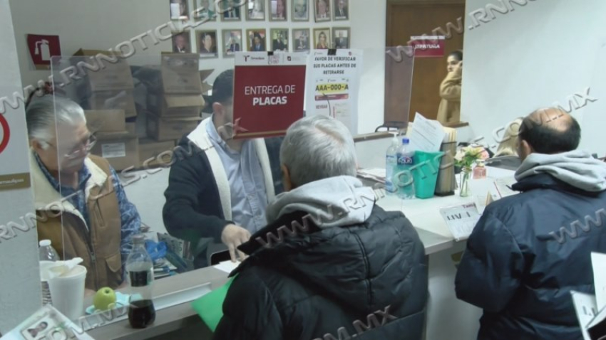 Continúa emplacamiento de vehículos regularizados en Nuevo Laredo tras cierre del decreto