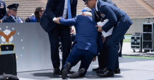 El Presidente de Estados Unidos se cae del escenario durante un evento