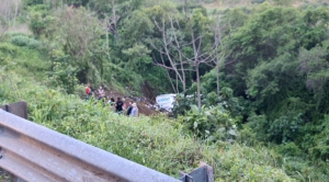 Vuelca cami&oacute;n de pasajeros en Nayarit; hay al menos 24 muertos
