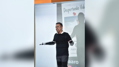 VIDEO Personal de maquiladoras recibe pl&aacute;tica motivacional de Aar&oacute;n Acosta