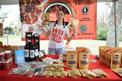 VIDEO DISFRUTAN NEOLAREDENSES BAZAR UNE EDICI&Oacute;N SAN VALENT&Iacute;N