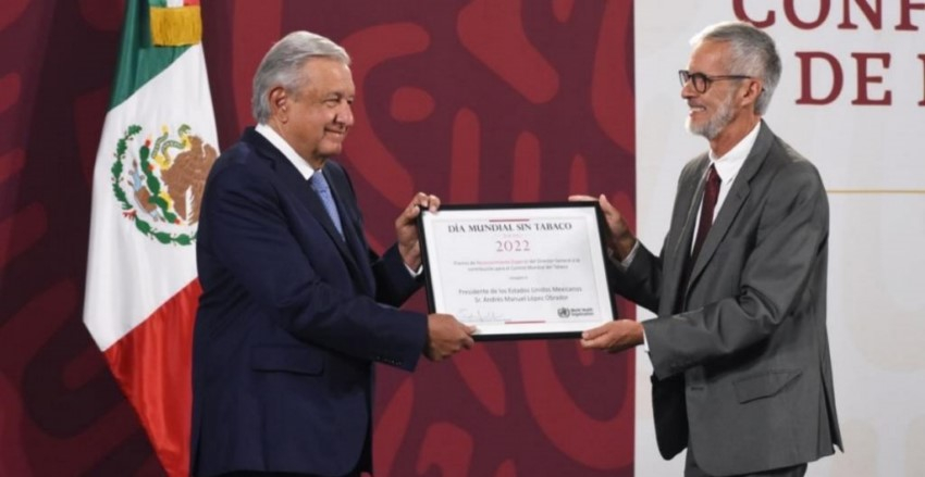 AMLO firma decreto que prohíbe venta de vapeadores y cigarros electrónicos en México