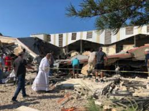 Colapsa iglesia y aplasta a 70