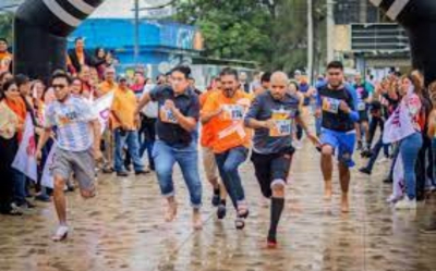 Invitan a los hombres a participar en carrera en zapatillas