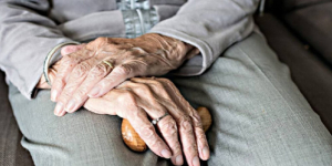 “Si quieren yo lavo mi ropa”: Abuelita ruega que no la dejen en asilo