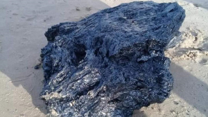 Aparece chapopote en Matamoros y desconocen su origen