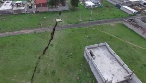 Se abre la tierra en Estado de M&eacute;xico; grieta alcanza hasta 10 metros de profundidad