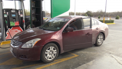 VIDEO Americanos cruzan a M&eacute;xico para surtir gasolina ante alto costo en EU