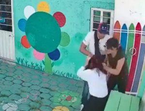 Padres encañonan a maestra frente a menor y la obligan a pedir perdón