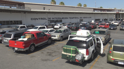 VIDEO Llegan familias completas de paisanos para vacacionar en M&eacute;xico