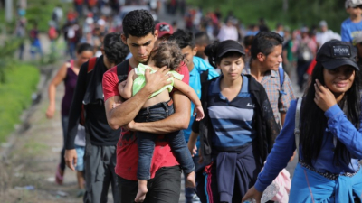 Abarrotan la frontera ocho mil migrantes
