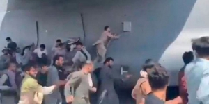 Personas intentan subirse a un avión en pleno despegue en Afganistán