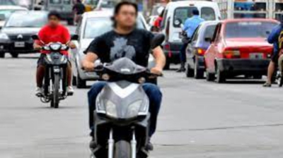 Subir&aacute;n multas a motociclistas sin cascos