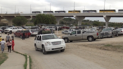 VIDEO Llega primera oleada de paisanos a Nuevo Laredo