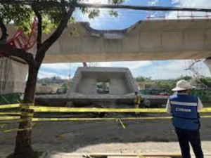 Vecinos reportan ca&iacute;da de otra estructura del Tren Interurbano