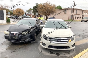 Invade vía preferencial y provoca choque en Nuevo Laredo