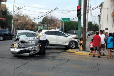 Deja choque una lesionada y daños en Nuevo Laredo