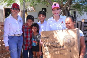RECORRE ALCALDESA CARMEN LILIA CANTUROSAS COLONIA SANTA CECILIA Y ENTREGA 200 VENTILADORES A VECINOS