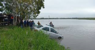 Auto termina en el fondo de laguna en Altamira