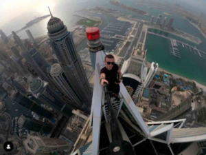 Influencer que hac&iacute;a acrobacias muere al caer del piso 68 de un edificio