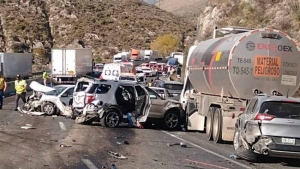 Tr&aacute;iler sin frenos provoca choque m&uacute;ltiple: 5 FALLECIDOS y 15 heridos en Los Chorros, Coahuila