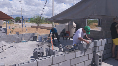 Inicia construcci&oacute;n de las dos aulas de la escuelita; Padres de familia agradecidos con ciudadanos.