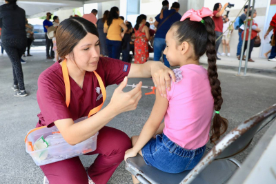 LLEVA GOBIERNO MUNICIPAL JORNADA DE VACUNACI&Oacute;N Y CAMPA&Ntilde;A DE SALUD A COLONIA 1 DE MAYO