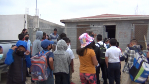 VIDEO Sin agua y luz más de 80 niños estudian en escuelita improvisada