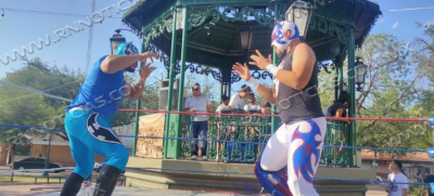 DISFRUTAN FUNCI&Oacute;N DE LUCHA LIBRE EN LA PLAZA JU&Aacute;REZ
