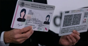 INE rechaza cambiar credencial para personas no binarias